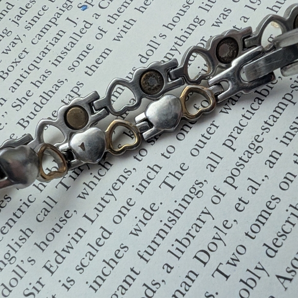 Elegant Two-Tone Heart Bracelet - Picture 3 of 5